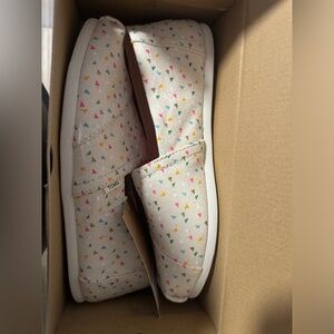 Brand new unworn Toms.